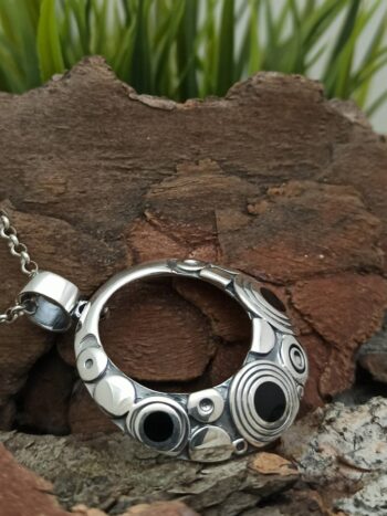 Сребърен медальон инкрустиран с черен емайл