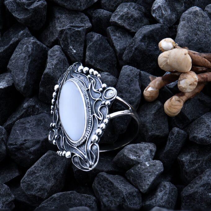 Дамски сребърен пръстен с бял седеф „Флор де ла Мар“  522R Старовремски масивен модел пръстен от сребро с