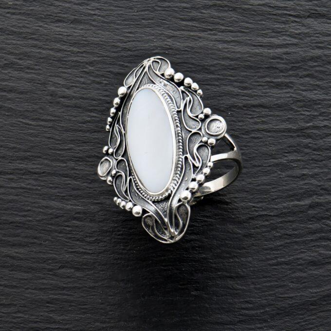 Дамски сребърен пръстен с бял седеф „Флор де ла Мар“  522R Старовремски масивен модел пръстен от сребро с