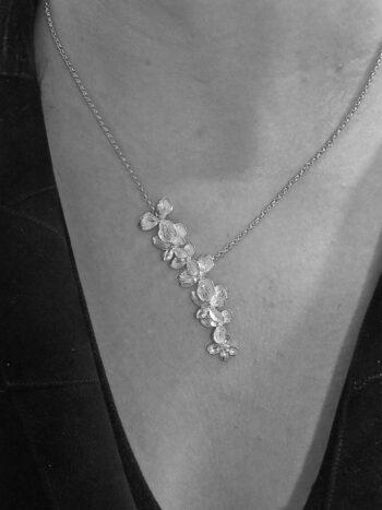 Колие с нежното цвете ЛИЛИЯ