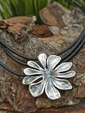 Колие със сребърно цвете и верижка