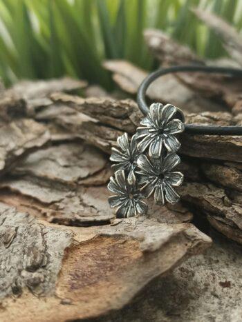 Сребърен медальон с цветя 1164M