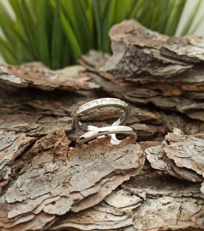 Дамски сребърен пръстен с циркони красив и изчистен модел 024R на Студио Николас!
