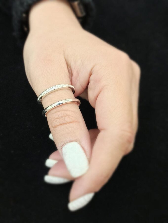 Дамски сребърен пръстен с циркони красив и изчистен модел 024R на Студио Николас!