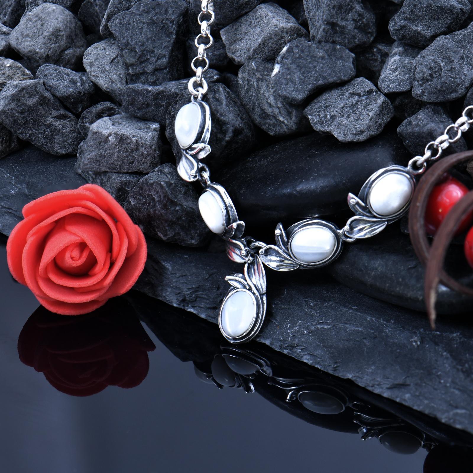 Дамско сребърно колие с бял седеф