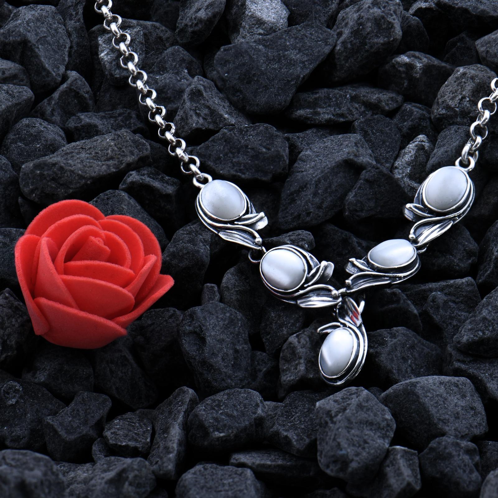 Дамско сребърно колие с бял седеф