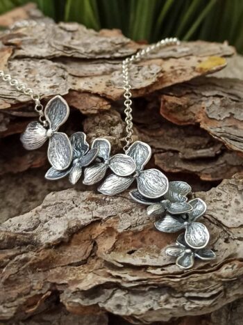 Колие с нежното цвете ЛИЛИЯ