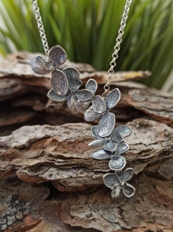 Колие с нежното цвете ЛИЛИЯ