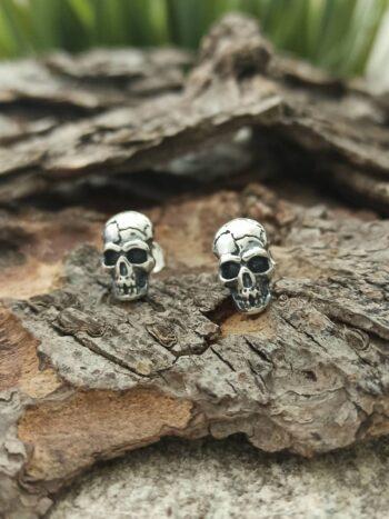 Сребърни обеци на щифт с черепи