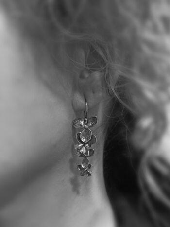 Сребърни обеци с нежното цвете ЛИЛИЯ