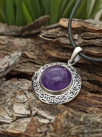 Сребърен медальон с аметист 