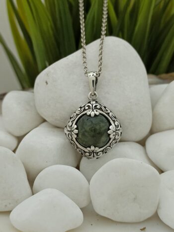 Сребърен медальон със зелен ахат 1258MM
