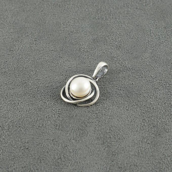Дамски сребърен медальон с култивирана речна перла 1201M, модел на Студио Николас.