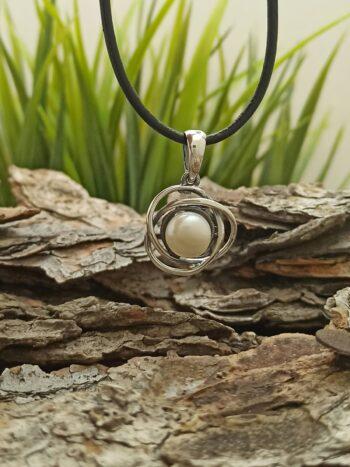 Сребърен медальон с речна перла 
