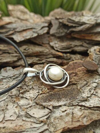 Сребърен медальон с речна перла 