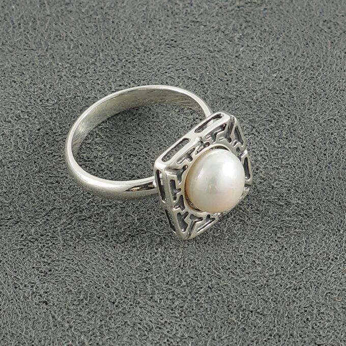 Дамски сребърен пръстен ТЕТИДА бижу в квадратна форма с гравюри и инкрустирана речна перла Студио Николас