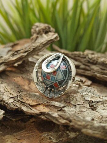 Дамски сребърен пръстен с многоцветна керамика която е нежно обточена с рамка от сребро