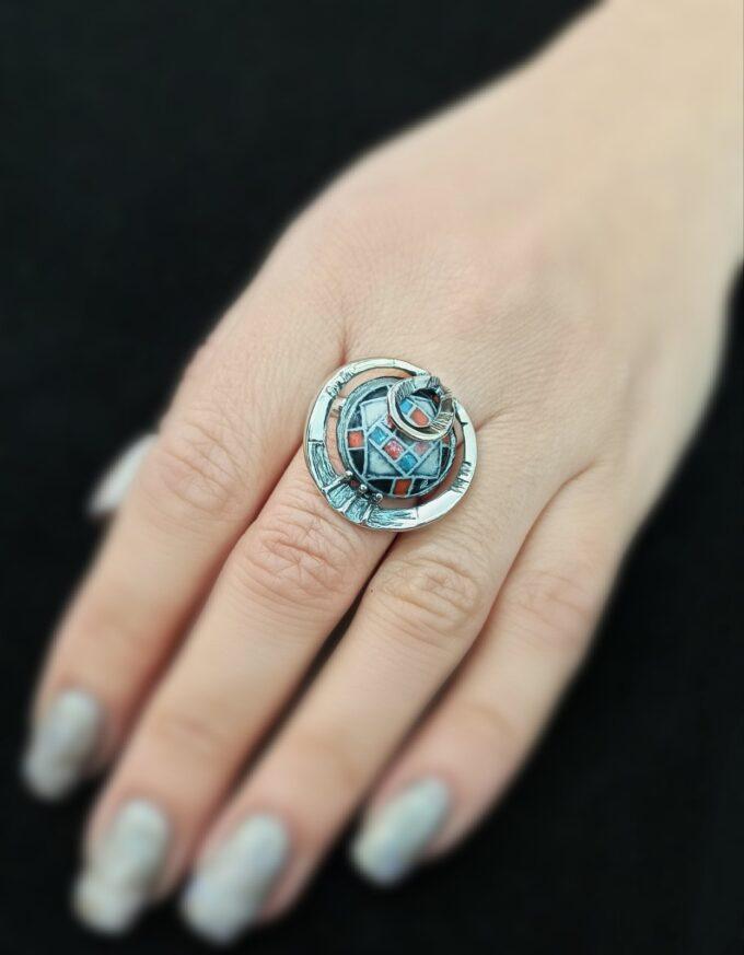 Дамски сребърен пръстен с многоцветна керамика която е нежно обточена с рамка от сребро