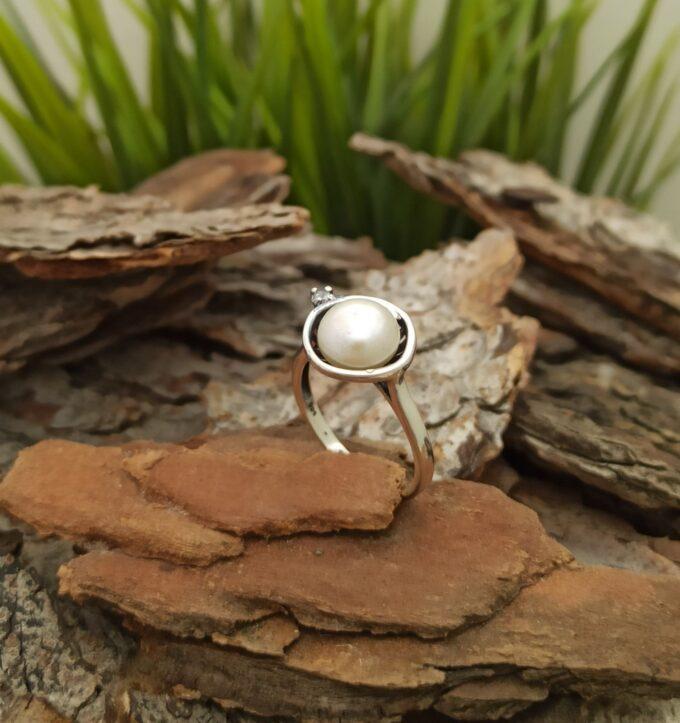 Дамски сребърен пръстен с перла и бял циркон 1379R от фабрика за бижутерия Студио Николас