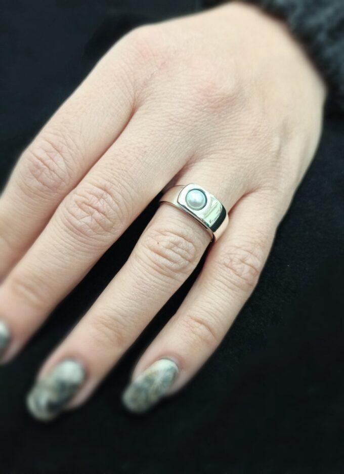 Дамски сребърен пръстен с речна перла модел 1071R на Студио Николас пръстен от сребро с Ръчна изработка 925 и внимание към всеки детайл