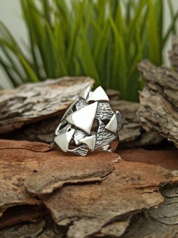 Дамски сребърен пръстен, чиято композицията е базирана върху един ключов елемент триъгълникът