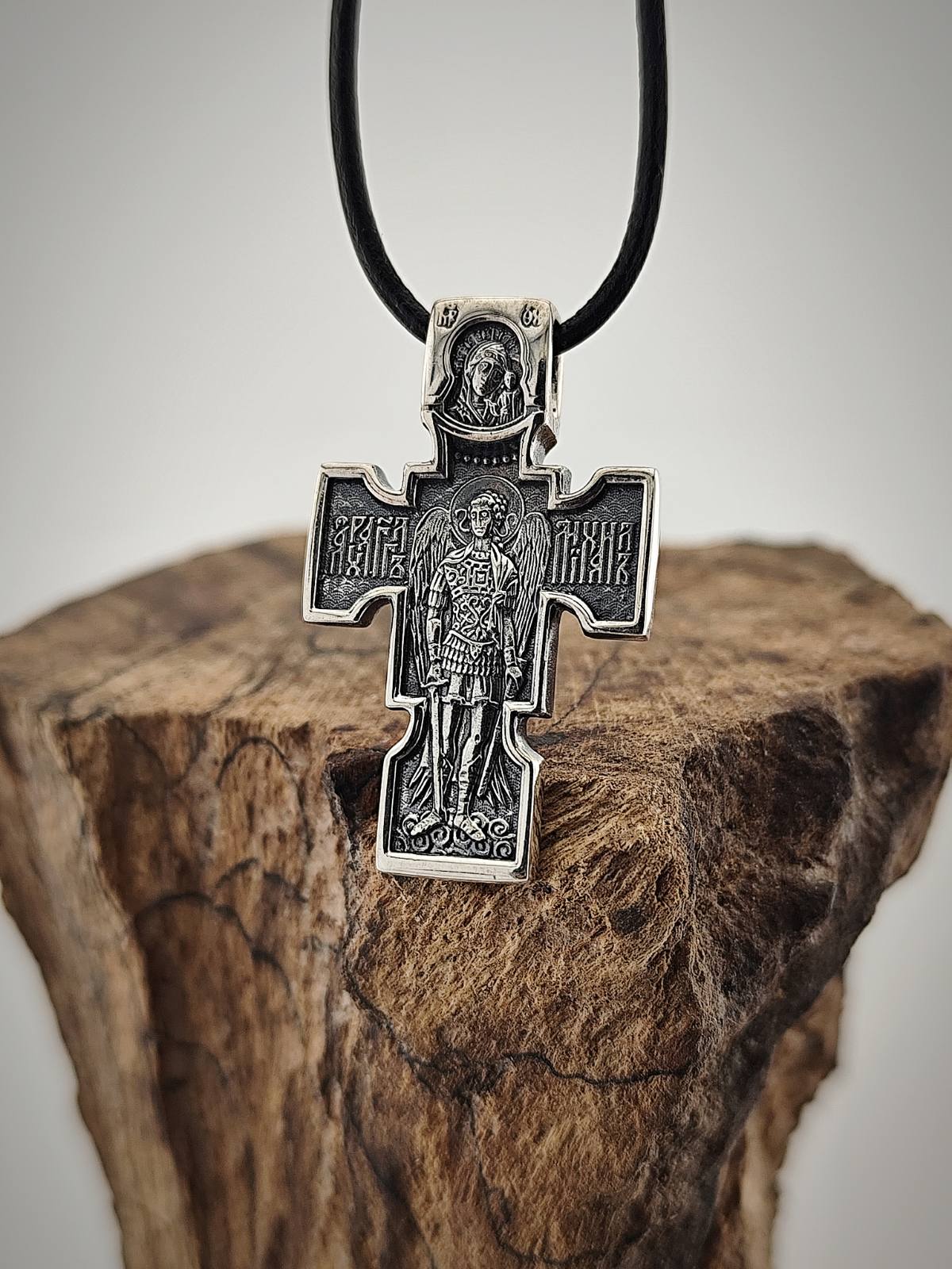 Кръст с образа на Архангел Михаил