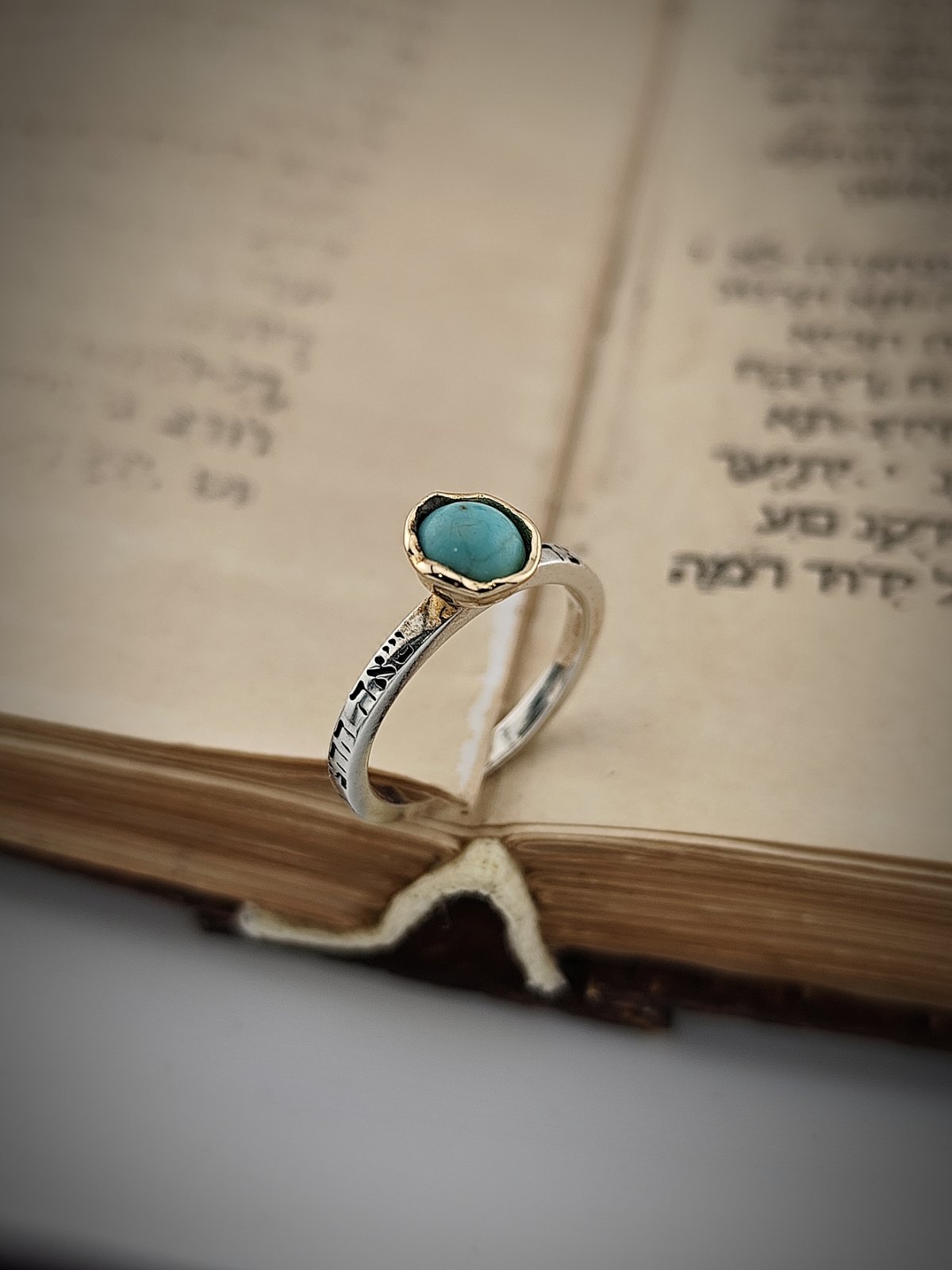 Пръстен с тюркоаз в златната корона