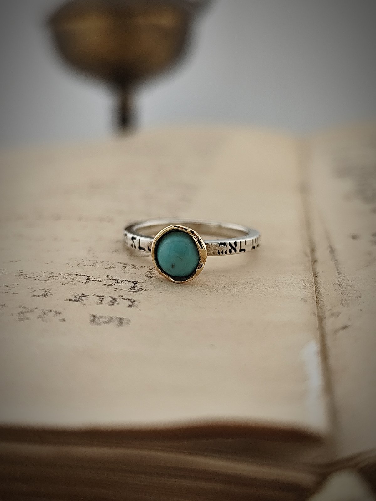 Пръстен с тюркоаз в златната корона