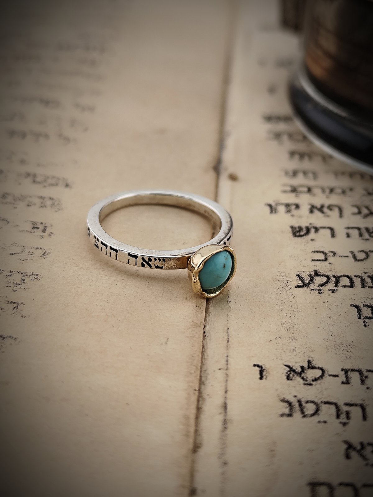 Пръстен с тюркоаз в златната корона