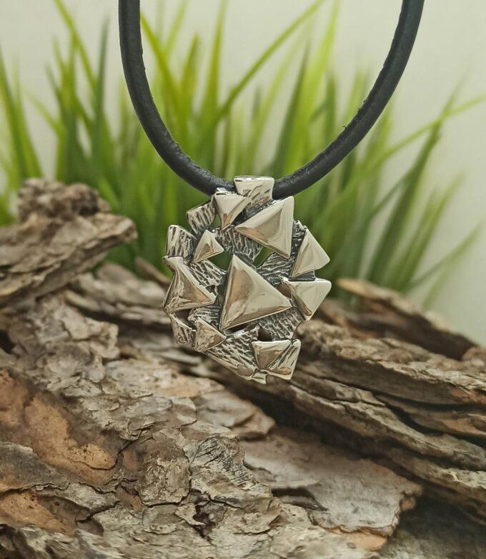 Дамски сребърен медальон 692M чиято композицията е базирана върху един ключов елемент триъгълникът