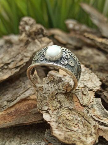 Дамски сребърен пръстен с бял или кралскии седеф 1233R на Студио Николас