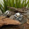 Дамски сребърни обеци с перла – 889E. С очарователна визия – кръг оплетен със сребърни ленти и лепена речна перла.