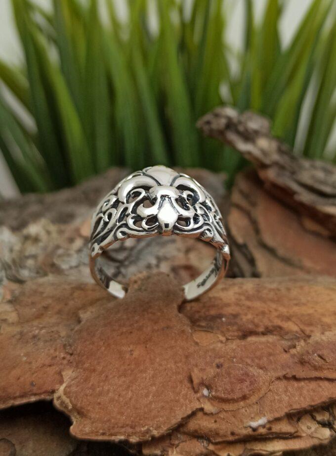 Масивен-сребърен-пръстен-1343R-Хералдическа-лилия-символизира-царственост-светлина-и-живот-от-Студио-Николас