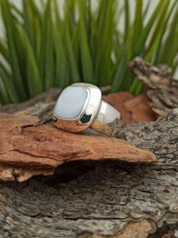 Дамски сребърен пръстен с бял седеф