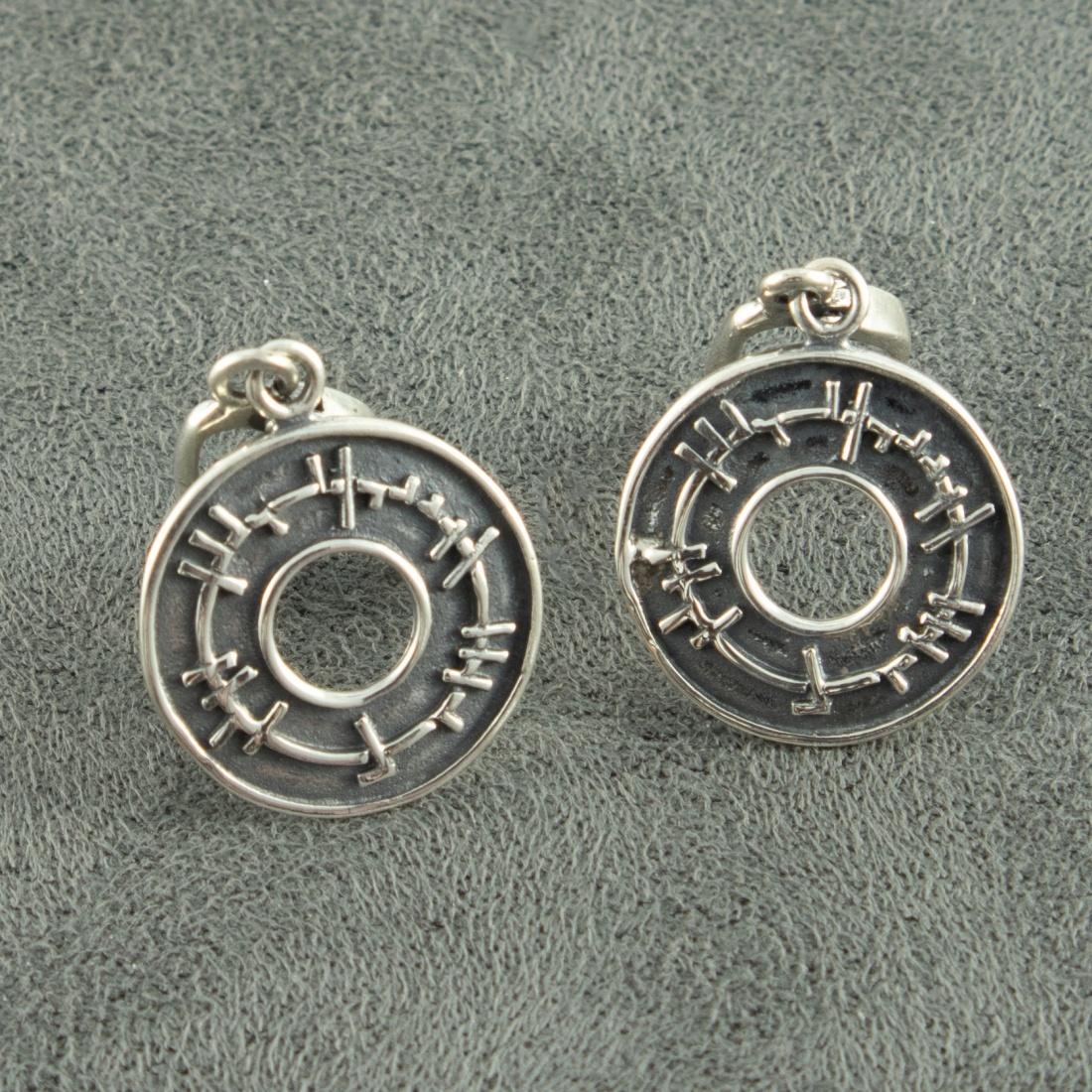 Дамски сребърни обеци с формата на кръг, изобразяващ дизайнерският часовник на фабрика за сребърна бижутерия Студио Николас 1139E