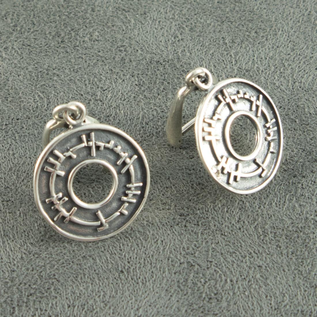 Дамски сребърни обеци с формата на кръг, изобразяващ дизайнерският часовник на фабрика за сребърна бижутерия Студио Николас 1139E
