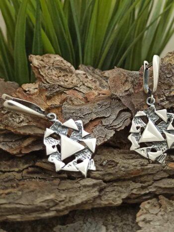 Дамски сребърни обеци, чиято композицията е базирана върху един ключов елемент триъгълникът