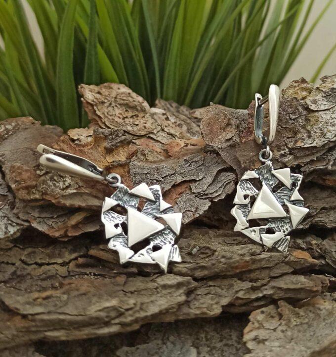 Дамски сребърни обеци, чиято композицията е базирана върху един ключов елемент триъгълникът