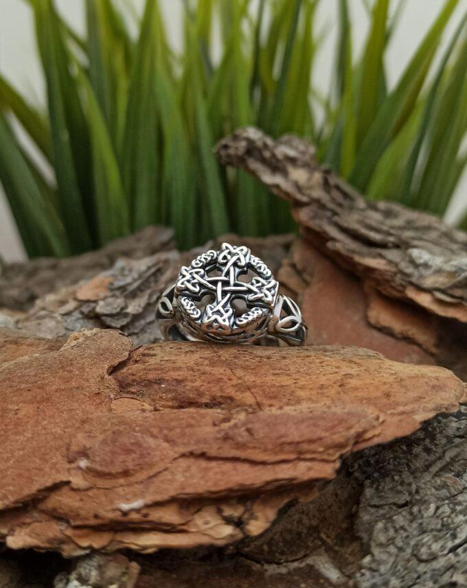Красив елегантен пръстен от сребро с викингски кръст Прекрасен прецизно изработен модел Студио Николас