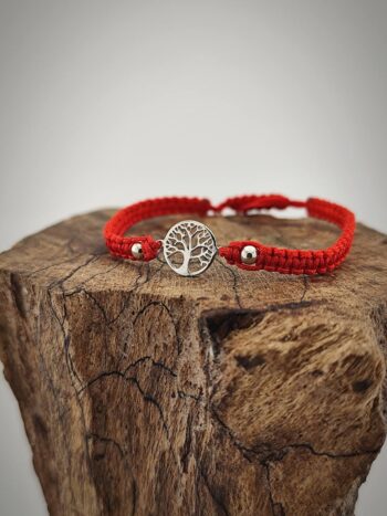 Гривна с червен конец „Дървото на живота“