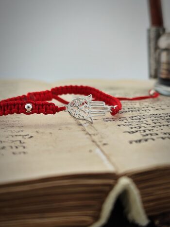 Гривна изплетена от конец Хамса