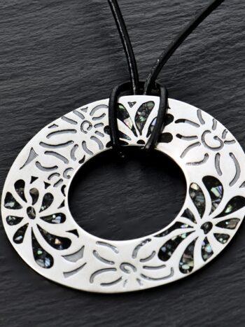 Сребърен медальон със седеф 