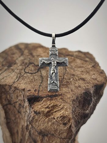 Сребърен кръст с разпятие и молитва