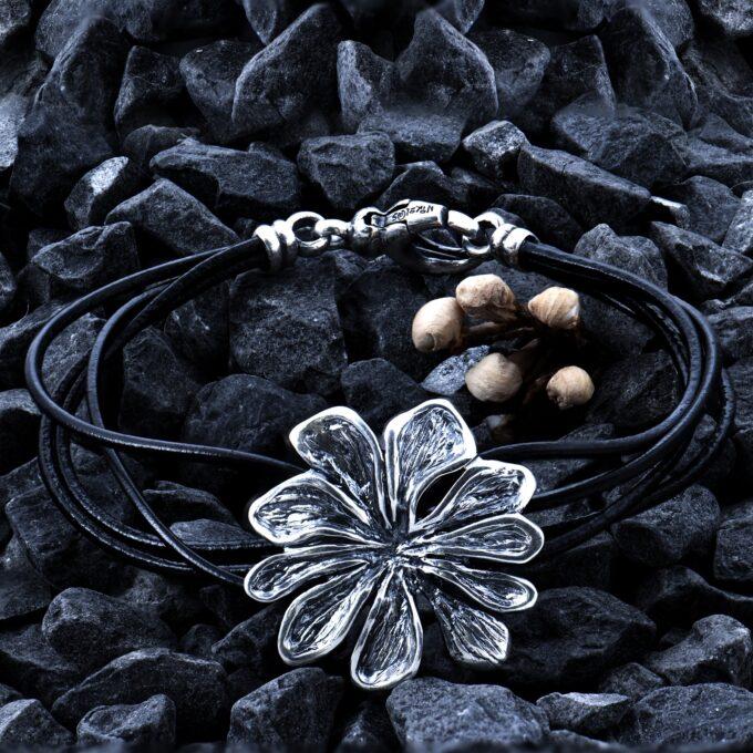 Дамска сребърна гривна във формата на цвете с кожена каишка и закопчалка от 925 проба сребро