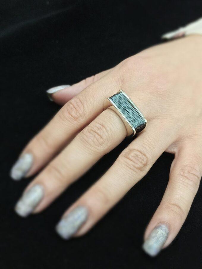 Дамски сребърен пръстен украсен с тънка оксидирана сребърна тел модел 062R на Студио Николас Комплект със сребърен медальон