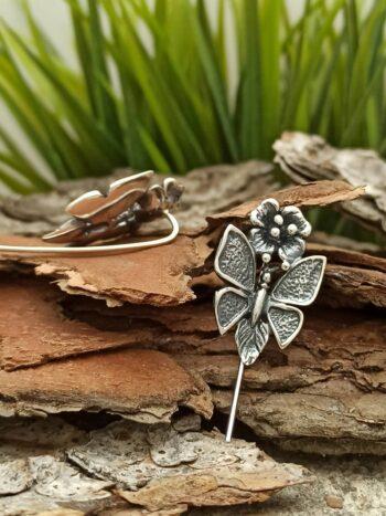 Дамски-сребърни-обеци-украсени-от-голяма-пеперуда-и-нежно-цвете-бижу-с-ръчна-изработка-Студио-Николас