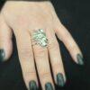 Зашеметяващият сребърен пръстен с геометрични форми, който ще подчертае най-доброто от вашия индивидуален стил