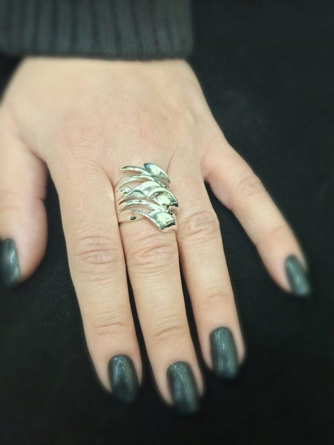 Зашеметяващият сребърен пръстен с геометрични форми, който ще подчертае най-доброто от вашия индивидуален стил
