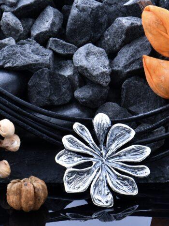 Колие със сребърно цвете и верижка