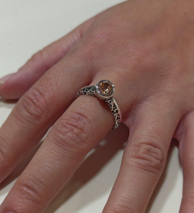 Дамски сребърен пръстен Прецизен монтаж на циркон в цвят шампанско и нежни ажурени отвори Николас